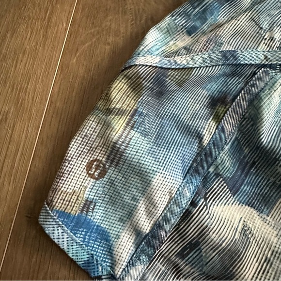 Lululemon Tracker Short V 4" in Sun Dazed Multi Blue - Size 4 - Picture 8 of 11